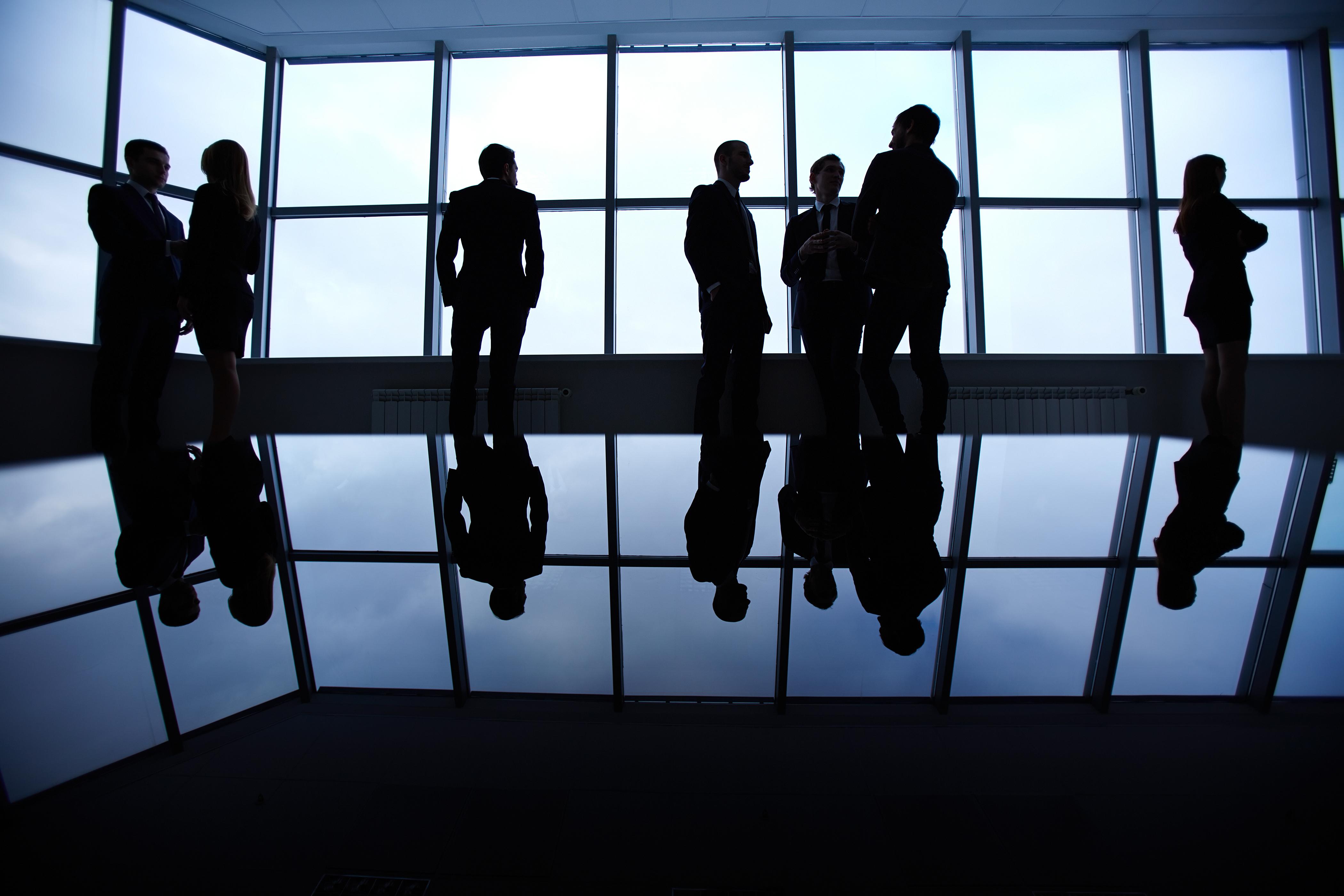 silhouettes-businesspeople-waiting-meeting